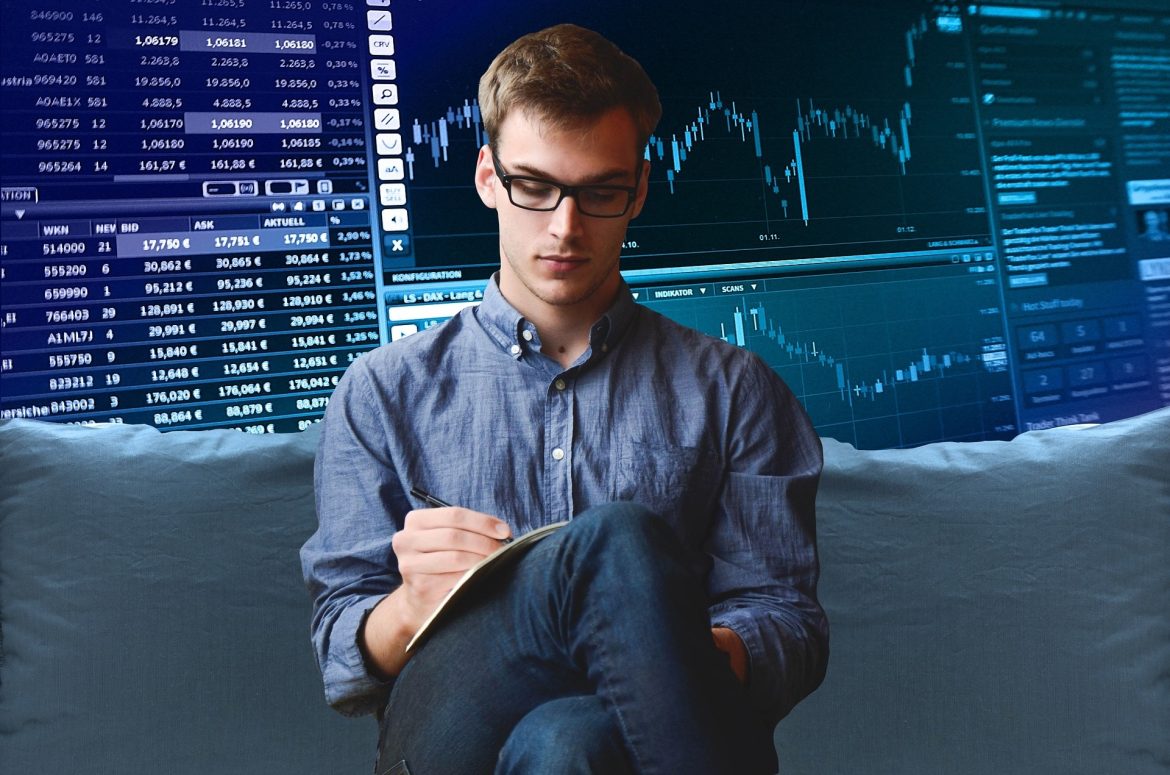 Un homme place son argent en bourse