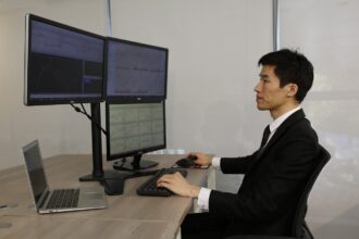 Trader indépendant analysant des graphiques sur un écran d'ordinateur