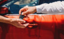 Première voiture : essence, hybride ou électrique, quel choix privilégier ?
