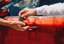 Première voiture : essence, hybride ou électrique, quel choix privilégier ?