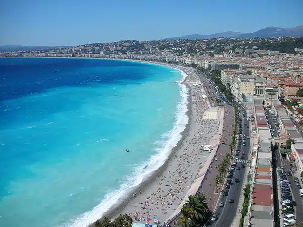Côte d’Azur ou Bretagne, où passer ses vacances d’été ?