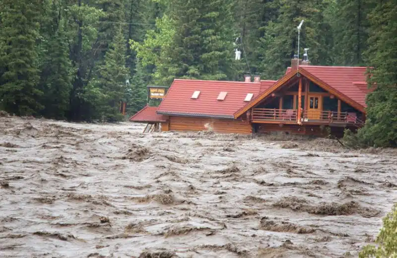 Le nettoyage des inondations en Alberta sera long
