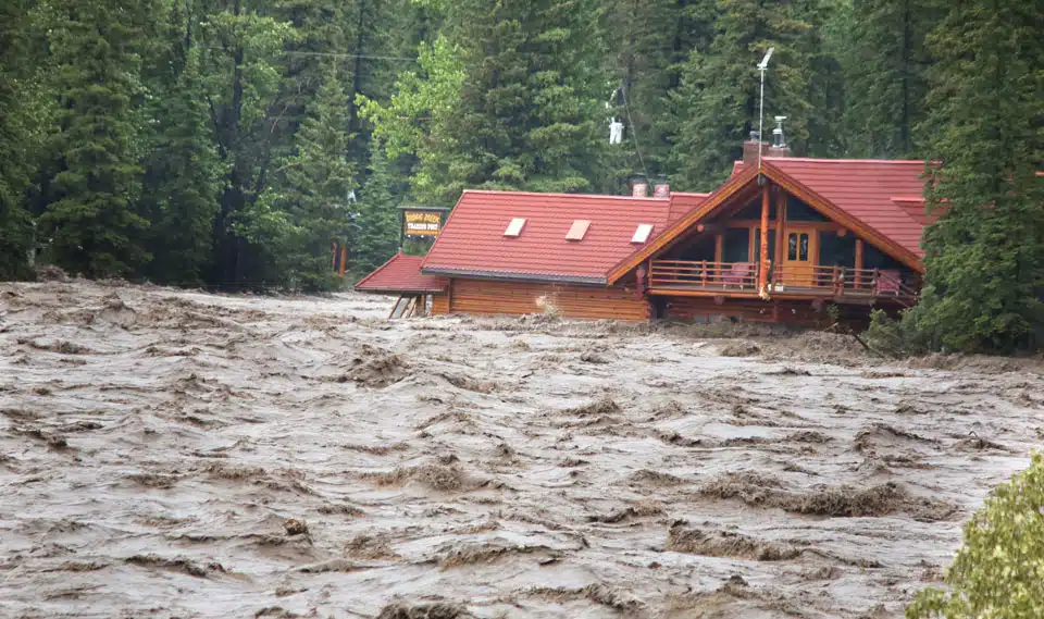 Le nettoyage des inondations en Alberta sera long
