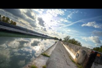 Canal de la Garonne avec vue sur le patrimoine agenais