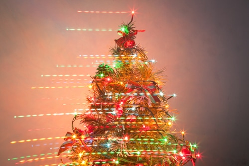 Illuminer un arbre de Noël par un spectacle de cirque