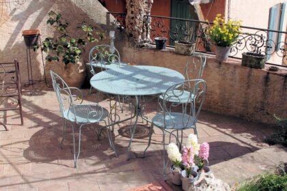 décoration de jardin avec un mobilier en acier