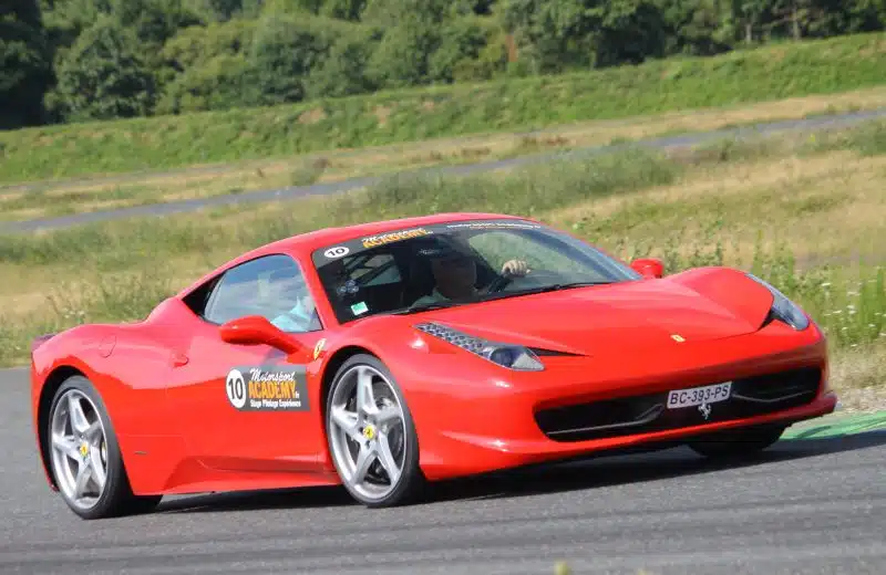 Un stage en pilotage en Ferrari pour votre plaisir