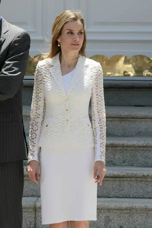 Letizia Ortiz a opté pour une robe blanche et une vaste ivoire
