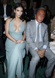 kim kardashian sexy en robe verte très décolletée