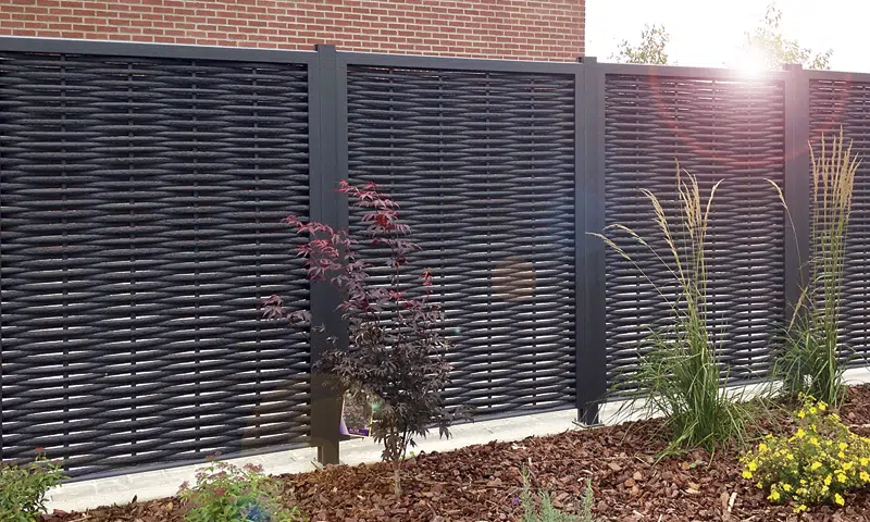 Des brises-vue tressés en aluminium pour protéger son jardin?