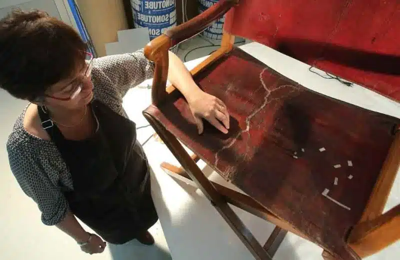 Comment l’employé de musée a déchiré le cuir du  fauteuil Napoléon 1er ?