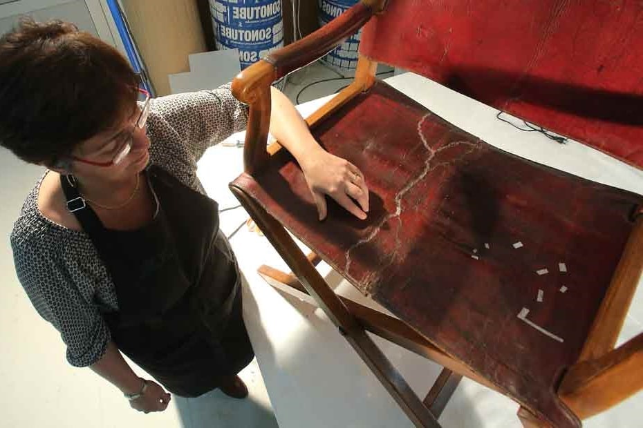 Comment l’employé de musée a déchiré le cuir du  fauteuil Napoléon 1er ?