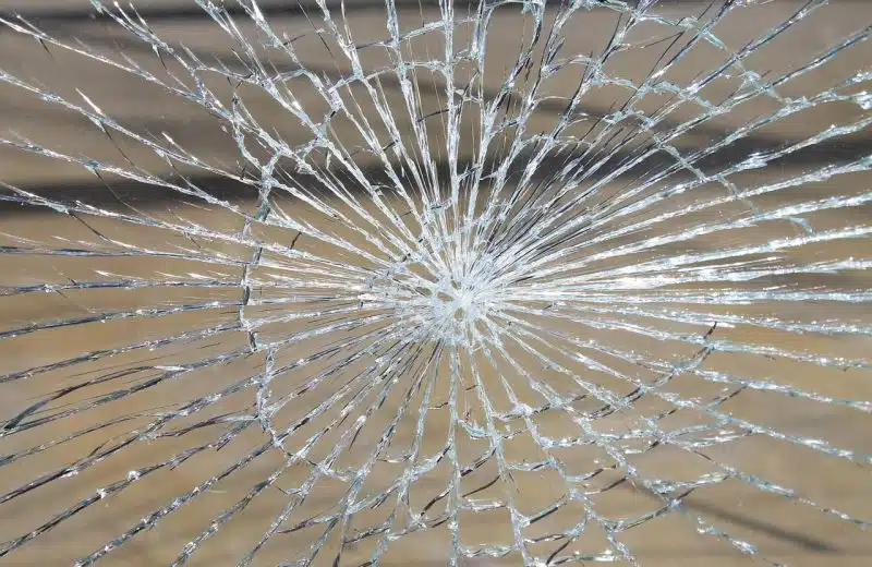 Comment réagir en cas de vitre brisée ?