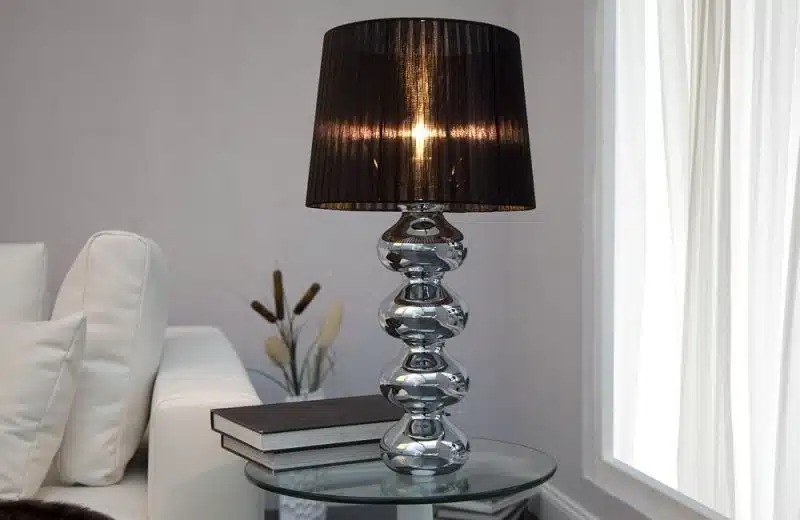 Investir dans un lampadaire design pour éclairer son salon