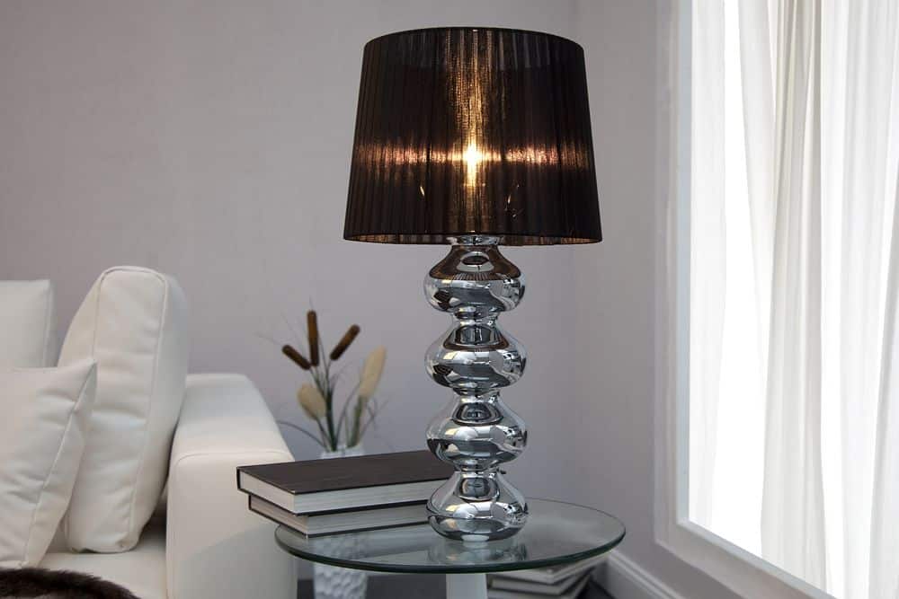 Investir dans un lampadaire design pour éclairer son salon