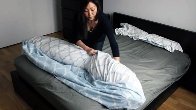 duvet-burrito-put-duvet-cover-your-comforter-easy-way.w654