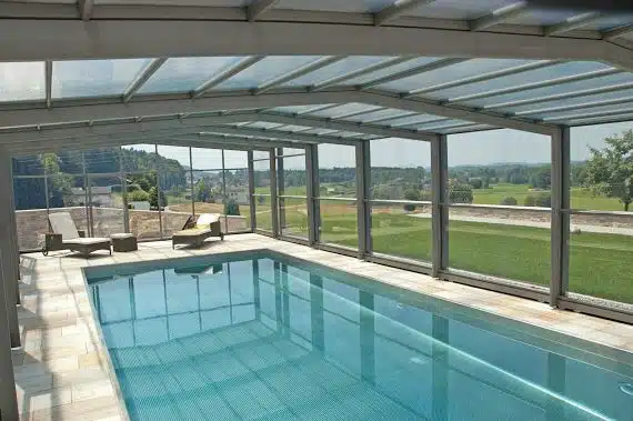 L’abri de piscine: l’alternative à la piscine intérieure