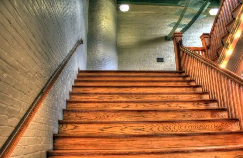 L’escalier en bois lors de la construction d’une maison