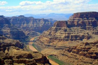 Vue panoramique du Grand Canyon avec la rivière Colorado en bas