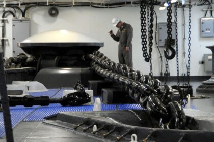 Un homme qui travaille dans une usine