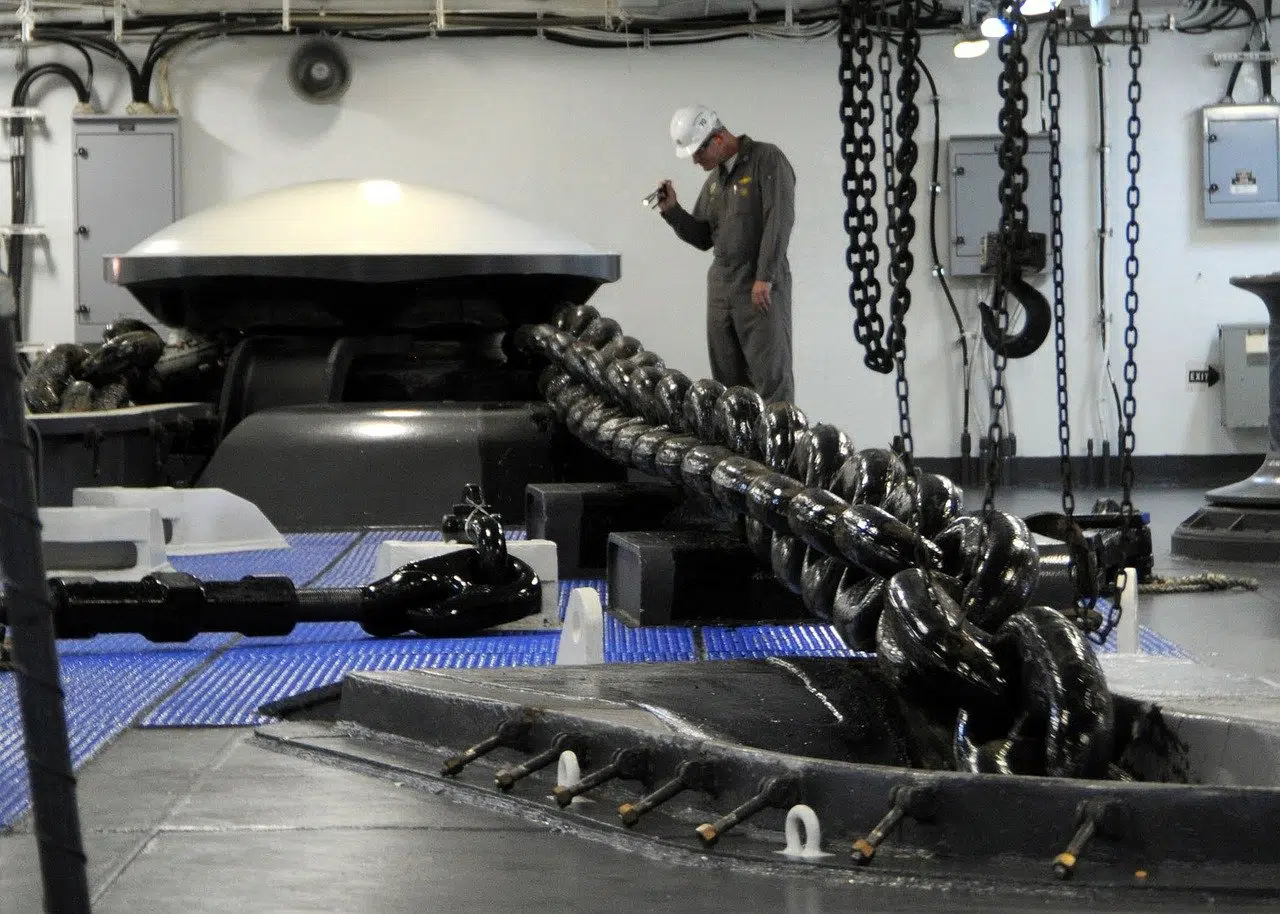 Un homme qui travaille dans une usine