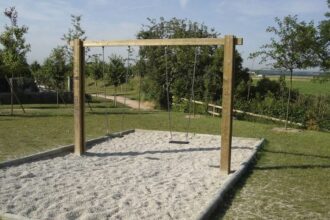Poteau de balançoire prêt à être installé dans un jardin