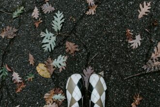 Bottes de pluie et feuilles, Unsplash