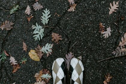 Bottes de pluie et feuilles, Unsplash