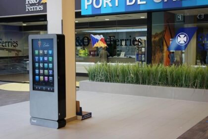 Comment utiliser une borne interactive pour améliorer la sécurité dans les lieux publics