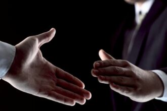 Deux hommes vont se serrer la main