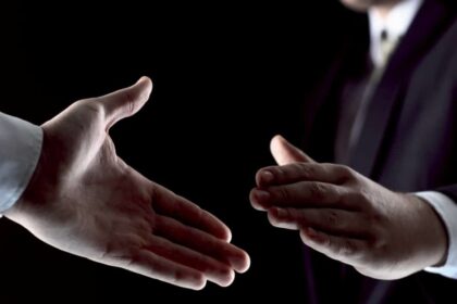 Deux hommes vont se serrer la main