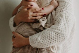 Un bébé dans les bras de sa maman