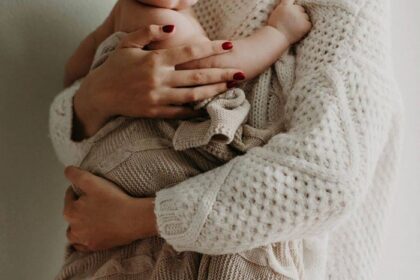 Un bébé dans les bras de sa maman