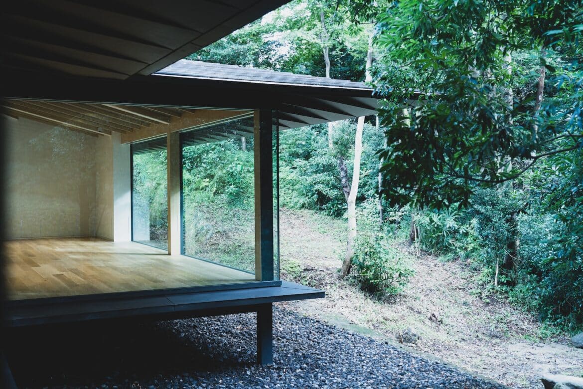 brown wooden bench near green trees during daytime
