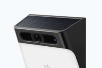 Caméra de surveillance avec stockage local sur un mur extérieur