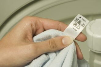 étiquettes personnalisées pour vêtements sur différents modèles et styles