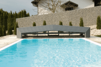 5 avantages à couvrir sa piscine extérieure