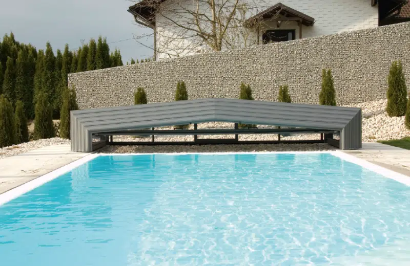 5 avantages à couvrir sa piscine extérieure
