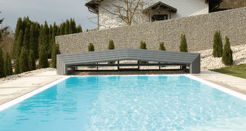 5 avantages à couvrir sa piscine extérieure