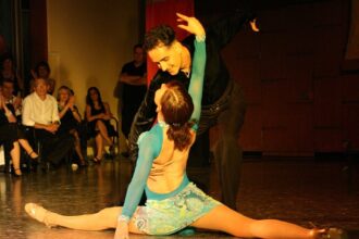 Danseurs de salon en pleine performance joyeuse sur la piste