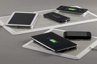 Chargeur à induction avec smartphone en cours de recharge