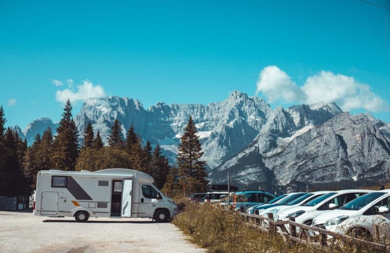 un camping car en montagne