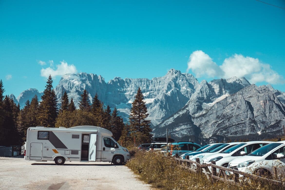 un camping car en montagne