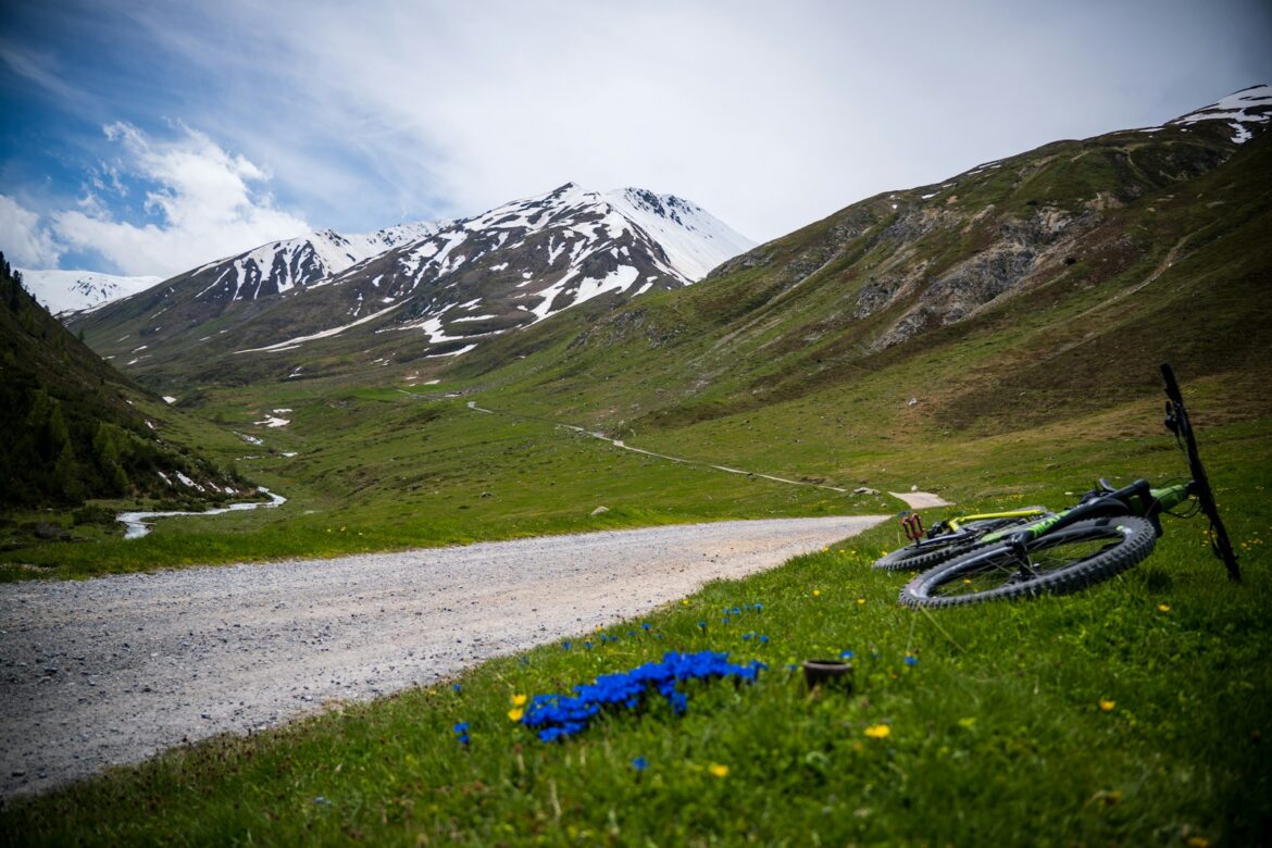 un vélo posé sur l'herbe en montagne