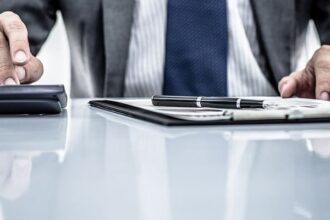 Expert comptable guidant une entreprise vers la réussite financière