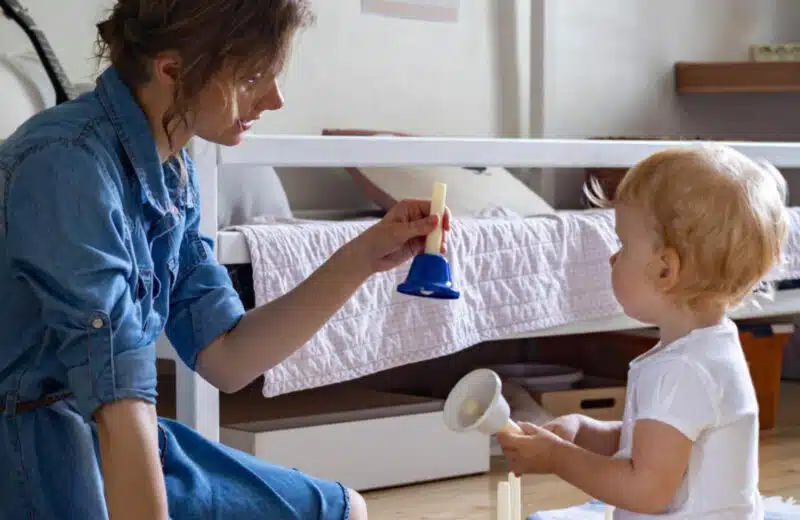 Les nombreux atouts de la garde d’enfants à domicile pour les parents actifs