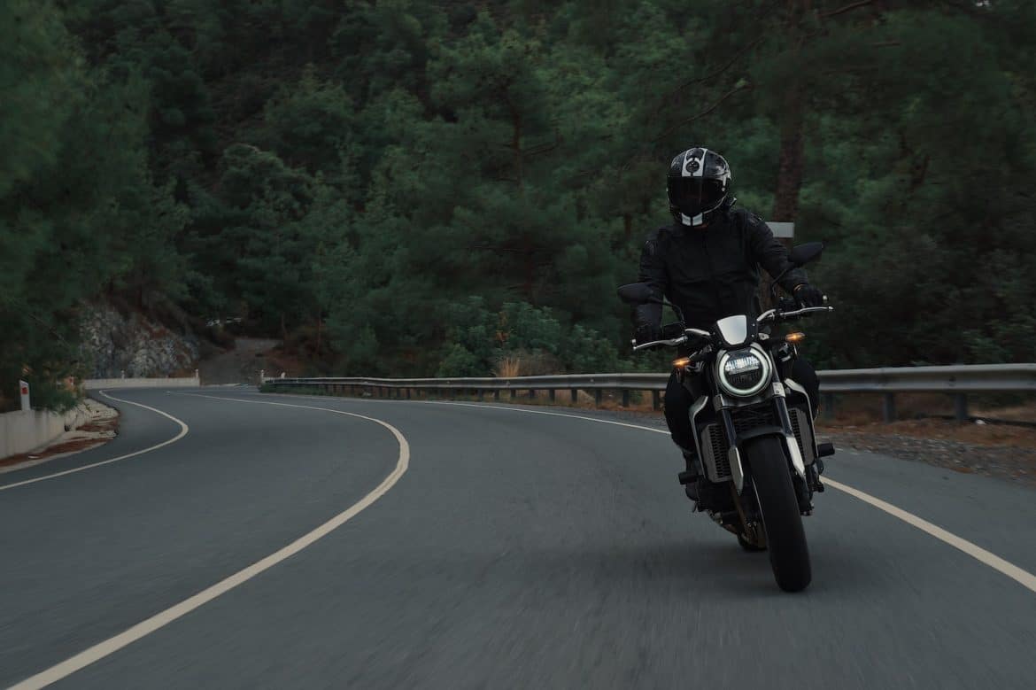 homme conduisant une moto