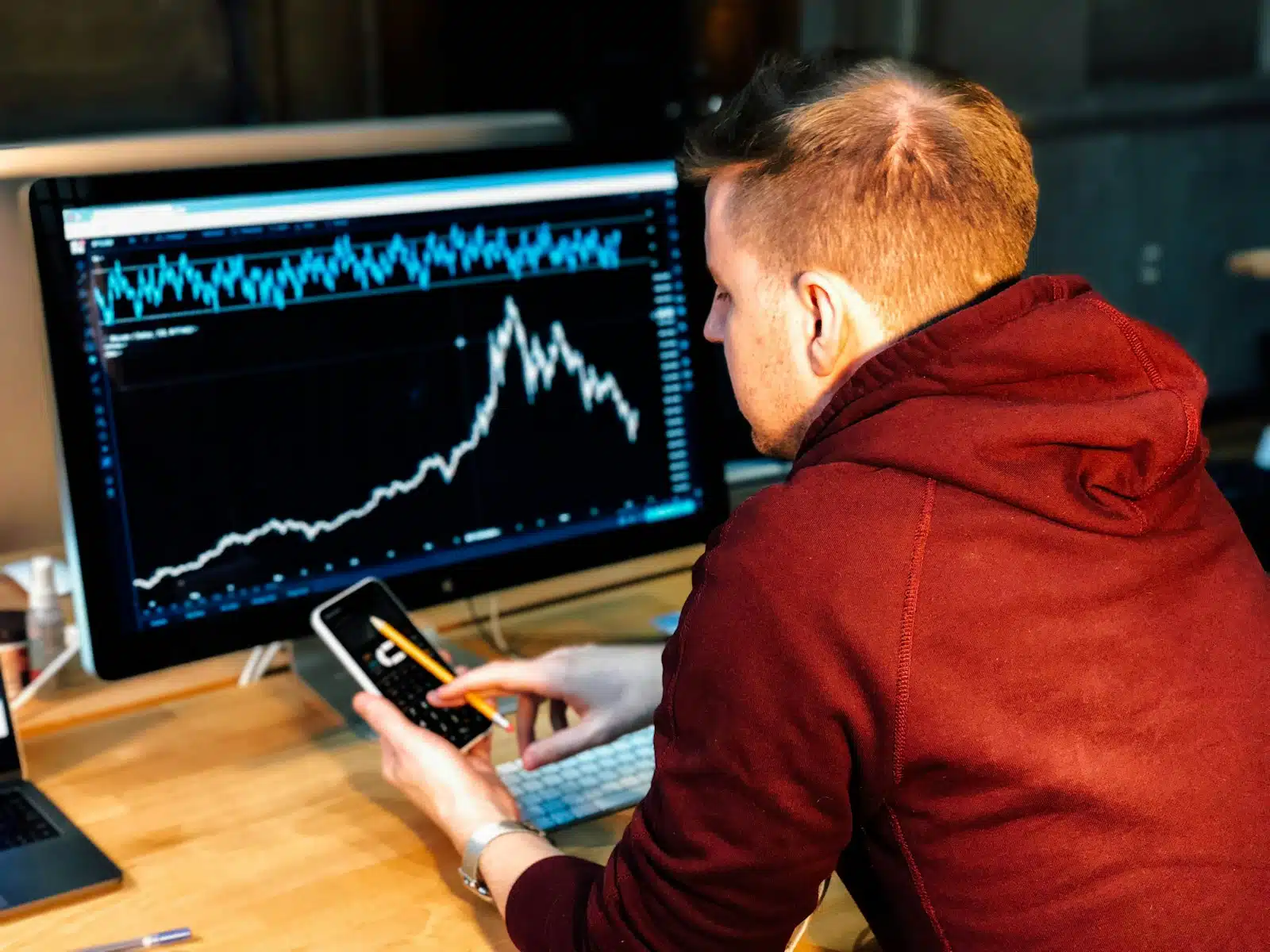 un data analyst sur son ordinateur