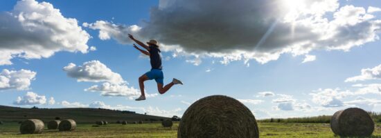 une personne dans un champ