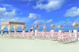 mariage sur la plage en Bretagne avec décorations romantiques